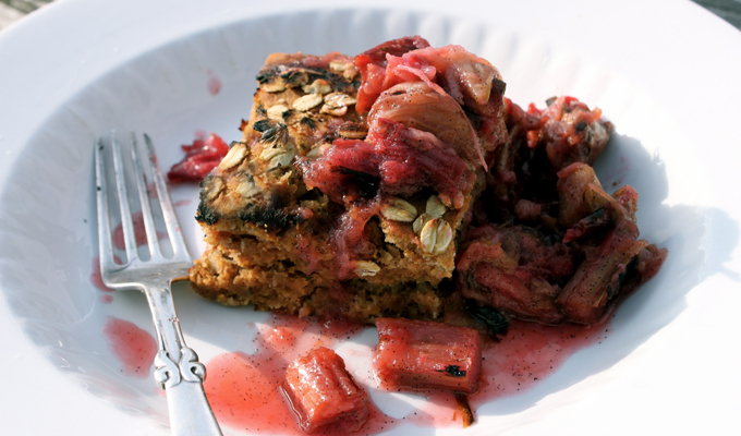 Simple Strawbery Cake with Grilled Rhubarb Vanilla Sauce