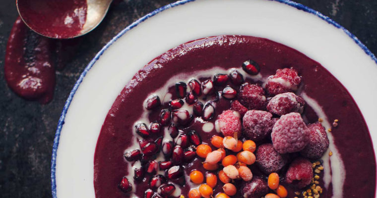 Beet, Raspberry and Vanilla Smoothie Bowl